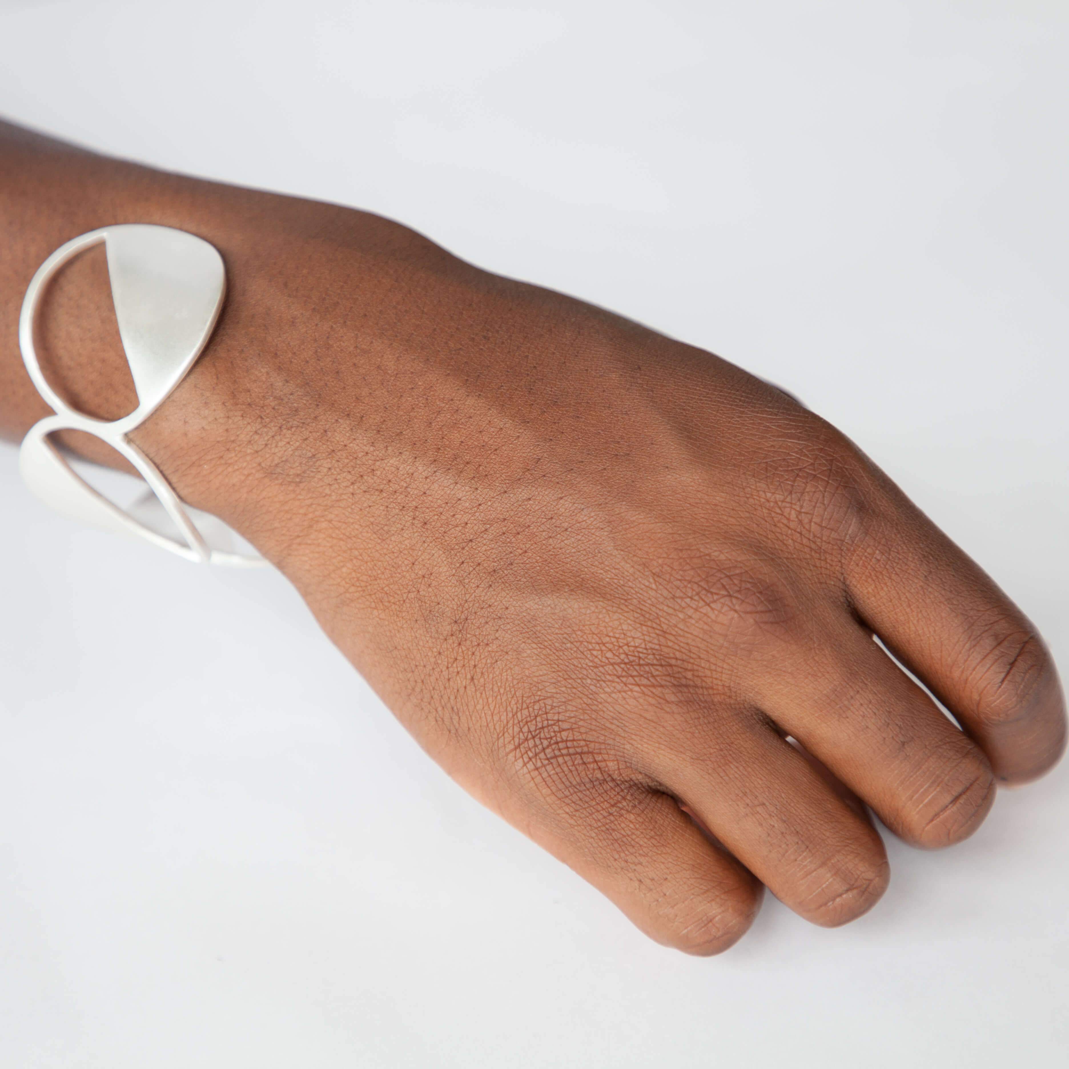 D 430 - Binary Circles Bracelet